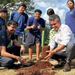 Landmark abre Semana da Agroecologia com plantio de mudas e práticas sustentáveis em escola