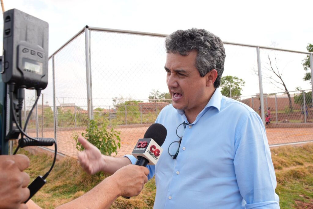 Vereador dá entrevista em praça que pode desaparecer. Foto: Pedro Roque
