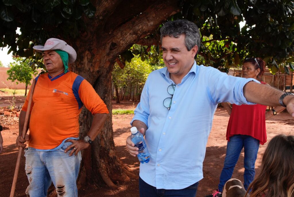 Vereador ao lado do morador Cícero, que cuida da praça por conta própria. Foto: Pedro Roque