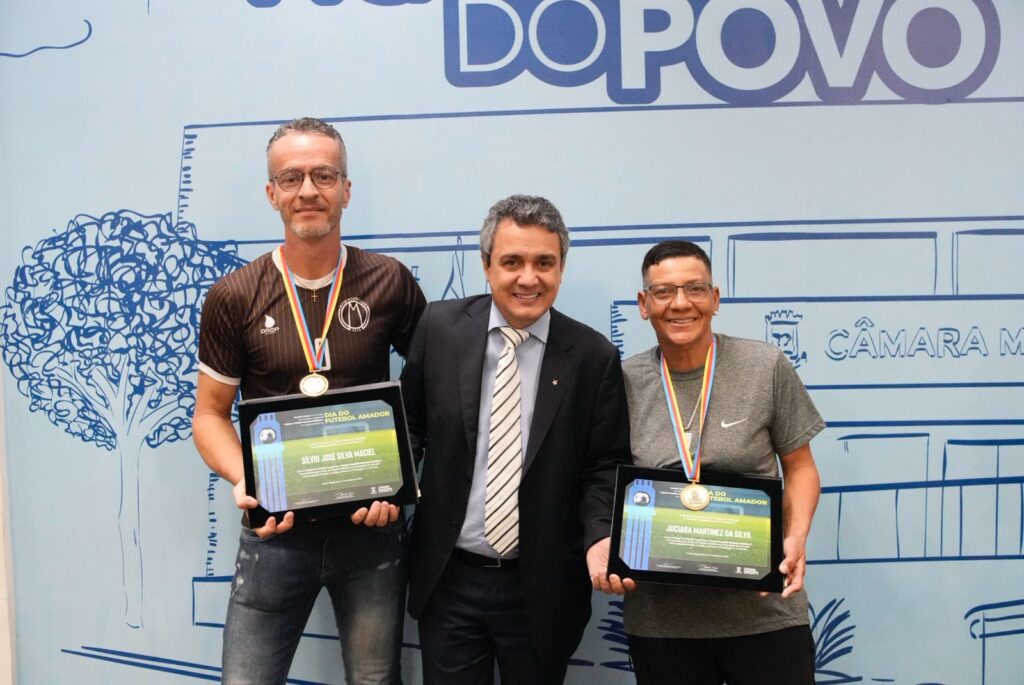 Sílvio, à esquerda, junto com o vereador Landmark e Juciara, à direita. Foto: Pedro Roque