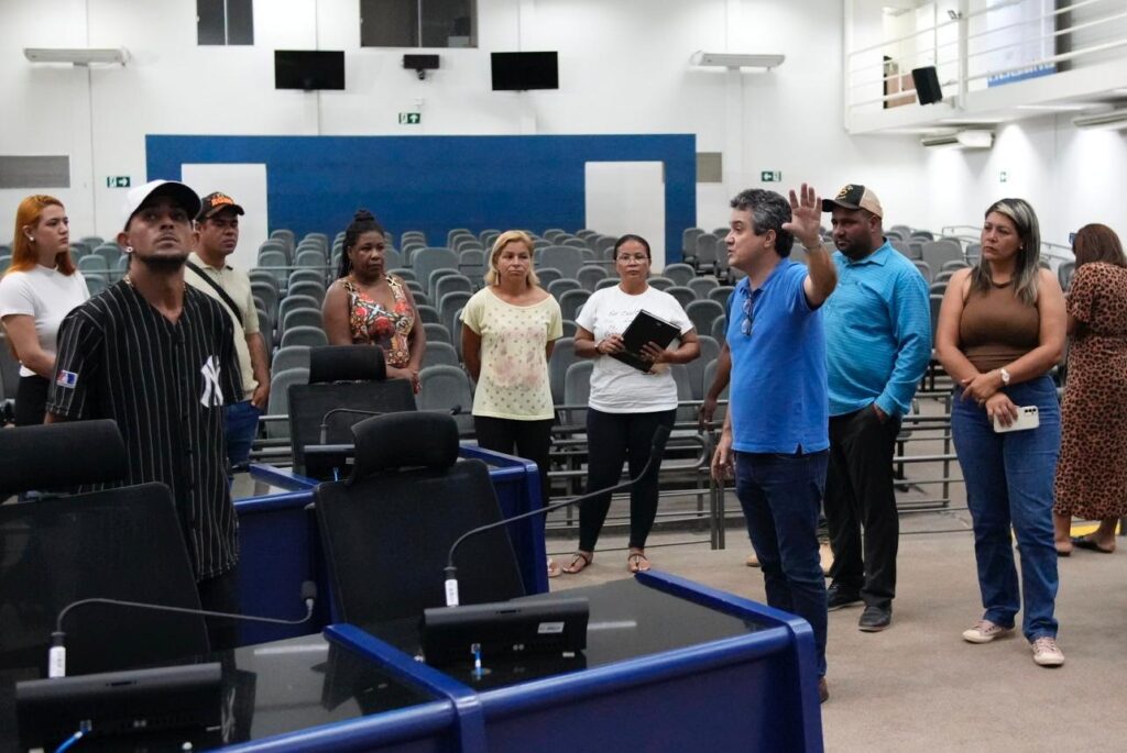 Vereador Landmark reunido com moradores na Câmara Municipal. Foto: Pedro Roque