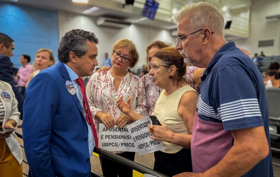 Vereador durante conversa com aposentados na Câmara Municipal. Foto: Pedro Roque