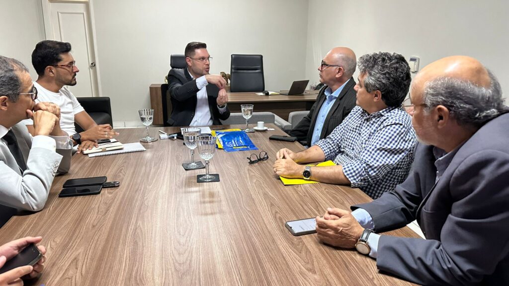 Vereador durante reunião com representantes da OAB/MS e o secretário Lucas. Foto: Pedro Roque