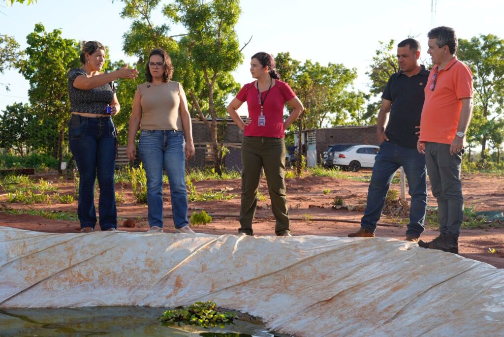 Vereador ao lado da deputada Gleice e da Emília, liderança da agrovila. Foto: Pedro Roque