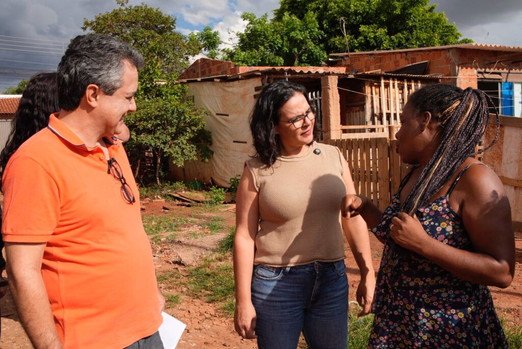 Vereador Landmark e a deputada Gleice em visita à comunidade do Lago Park. Foto: Pedro Roque