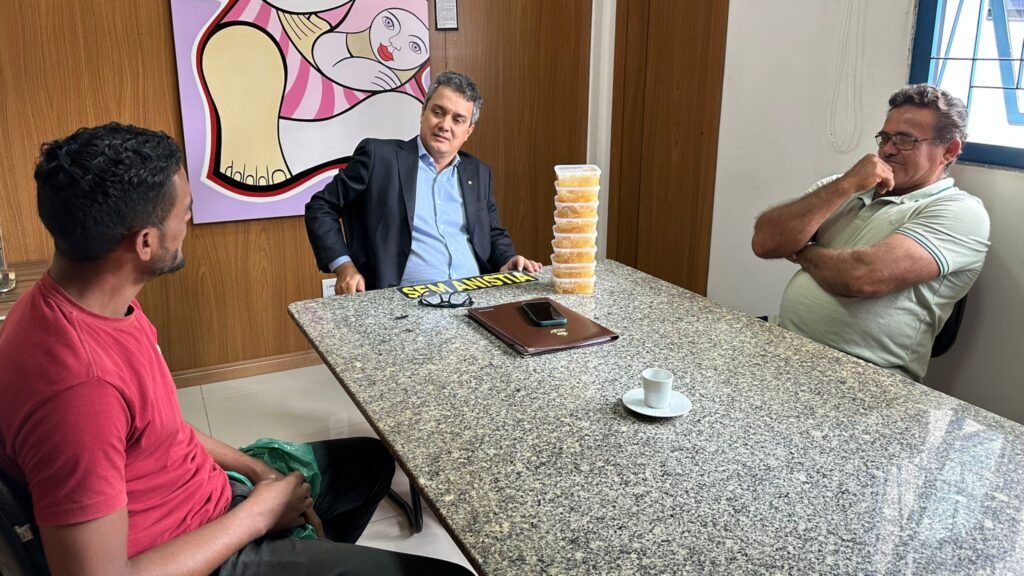 Vereador em reunião com produtores de mel. Foto: Pedro Roque