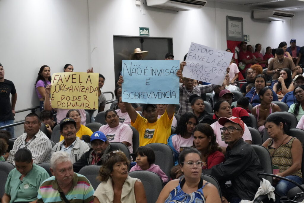 Comunidades levaram cartazes com pedidos de apoio. Foto: Pedro Roque