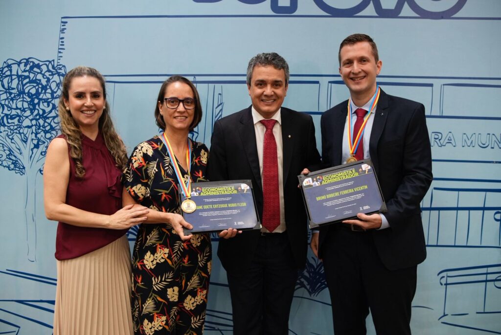 Vereador ao lado dos homenageados Fabiane, à esquerda, e Bruno, à direita. Foto: Pedro Roque