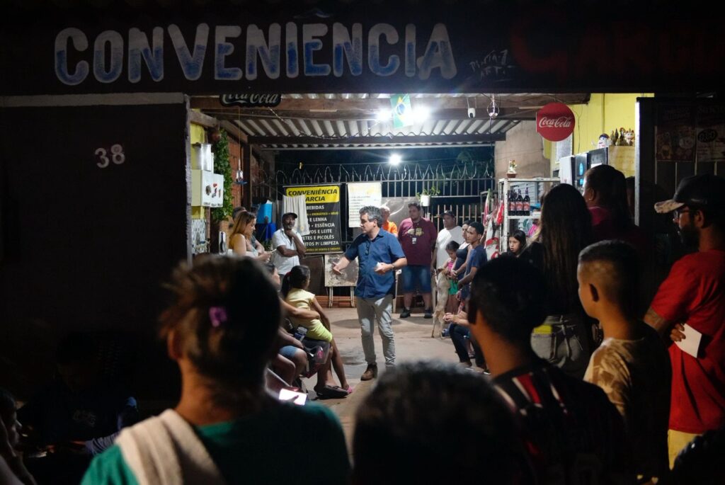 Vereador durante reunião com os moradores. Foto: Pedro Roque