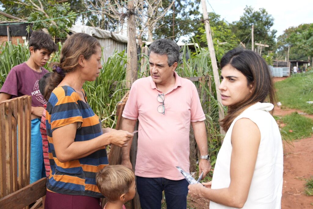 Vereador Landmark e a deputada federal Camila Jara falam com moradora. Foto: Pedro Roque