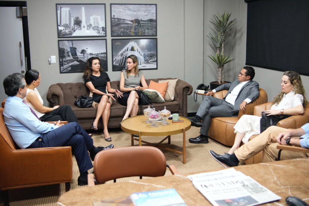 Vereador reunido com o presidente Papy, Raque, Márcia, Flávia e assessores. Foto: Pedro Roque