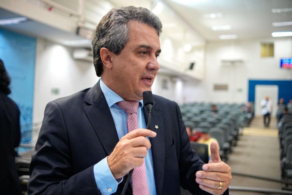 Vereador Landmark durante a sessão desta terça-feira (11) na Câmara Municipal de Campo Grande. Foto: Pedro Roque