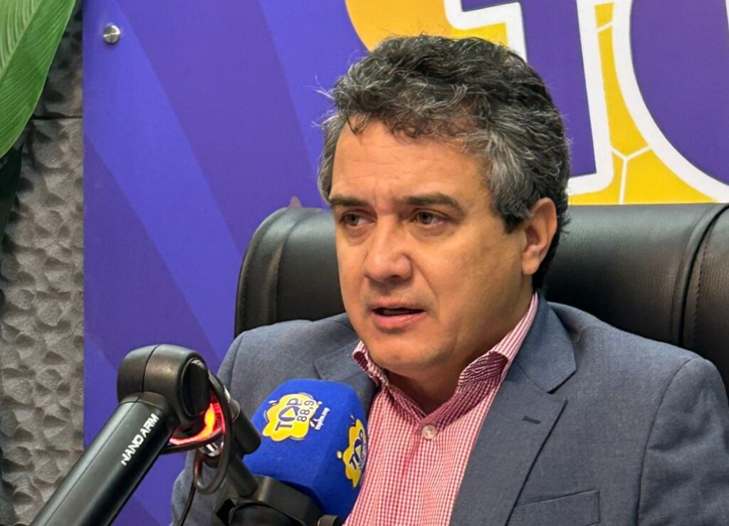 Vereador durante entrevista à Rede TOP FM nesta quarta-feira. Foto: Assessoria