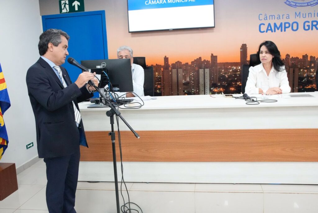 Vereador questiona secretária de Finanças durante reunião. Foto: Pedro Roque