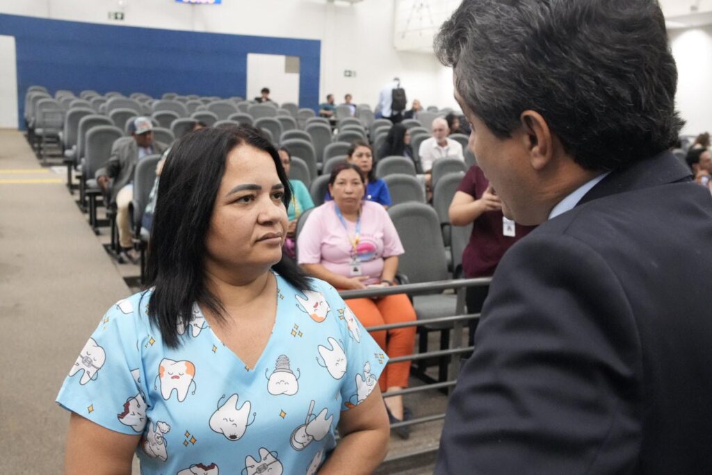 Vereador em conversa com Vanderli, representante dos auxiliares. Foto: Pedro Roque