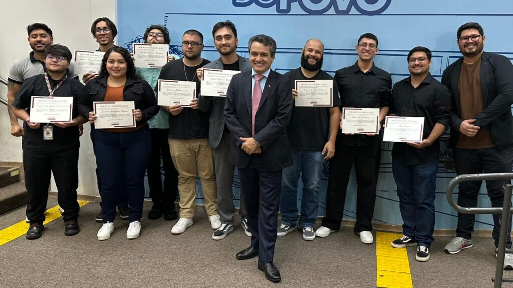 Vereador homenageou alunos e professores. Foto: Pedro Roque