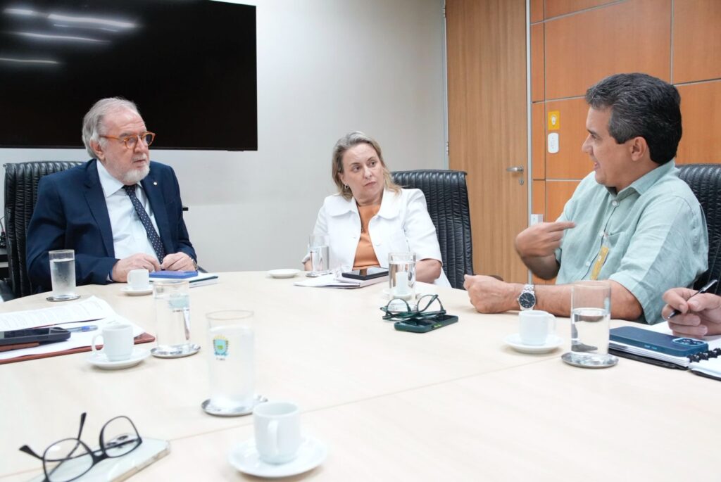 Vereador ao lado do desembargador Ruy Celso Barbosa Florence, e da juíza Jacqueline Machado, auxiliar da Corregedoria. Foto: Pedro Roque