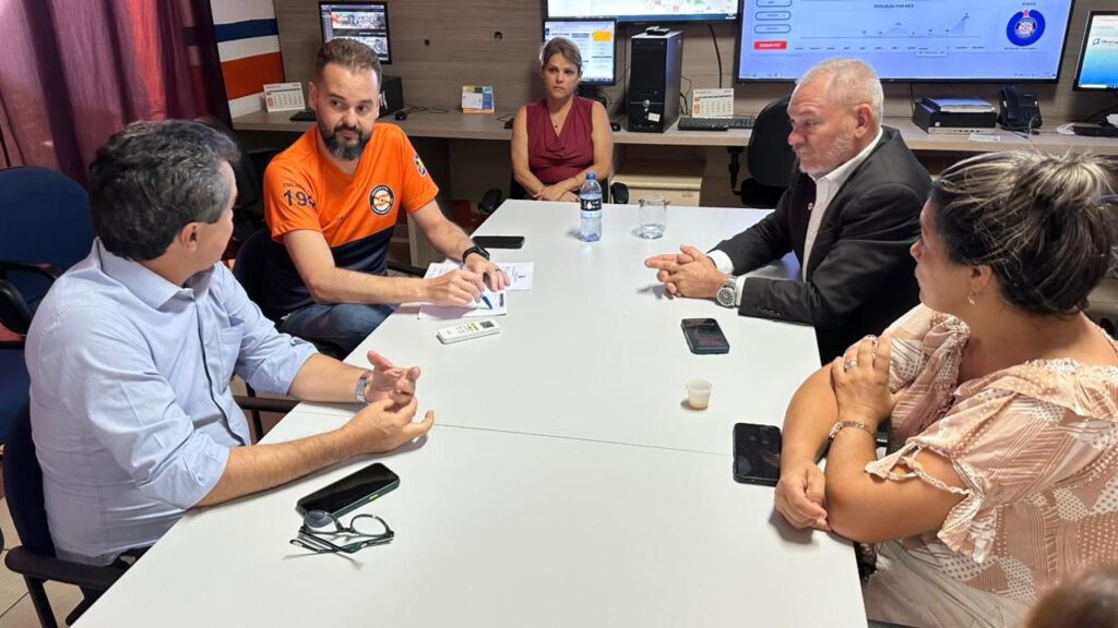 Vereador e equipe reunidos com Eneas, na Defesa Civil. Foto: Pedro Roque
