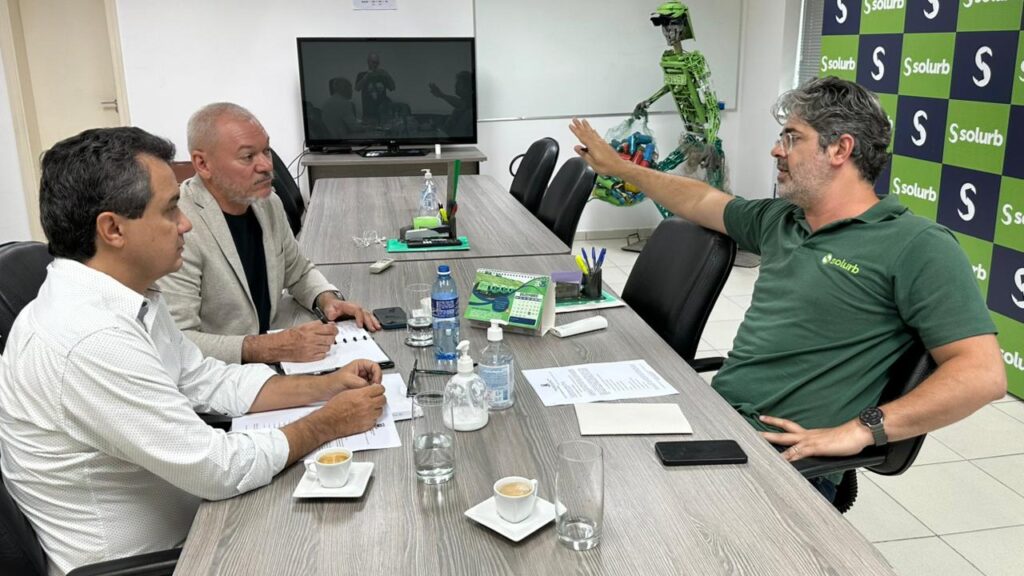 Reunião realizada com Bruno, dirigente da Solurb. Foto: Pedro Roque