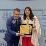 Vereador Landmark homenageia artesã Joyce Marim com medalha em sessão solene