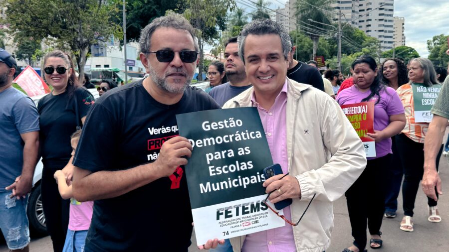 Vereador foi às ruas defender educação pública de qualidade. Foto: Pedro Roque