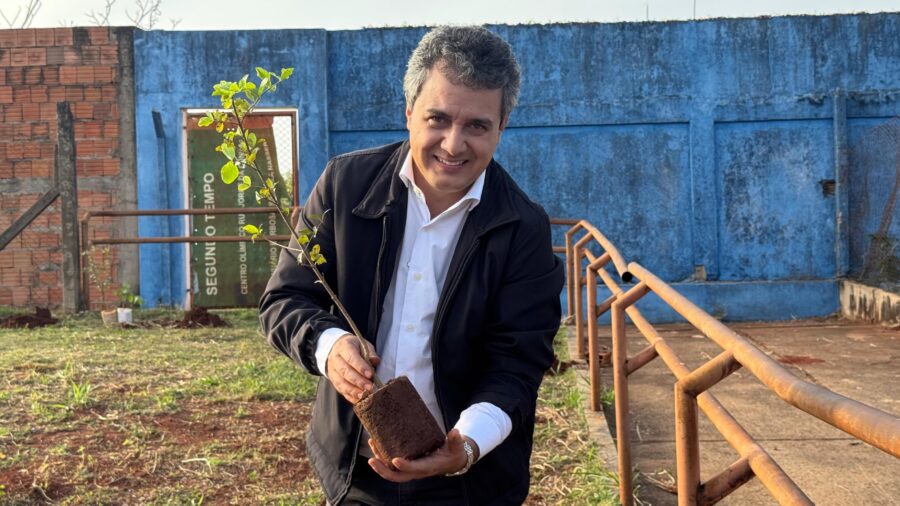 Vereador plantou muda de árvore frutífera em ação na escola Licurgo, onde foi professor. Foto: Pedro Roque