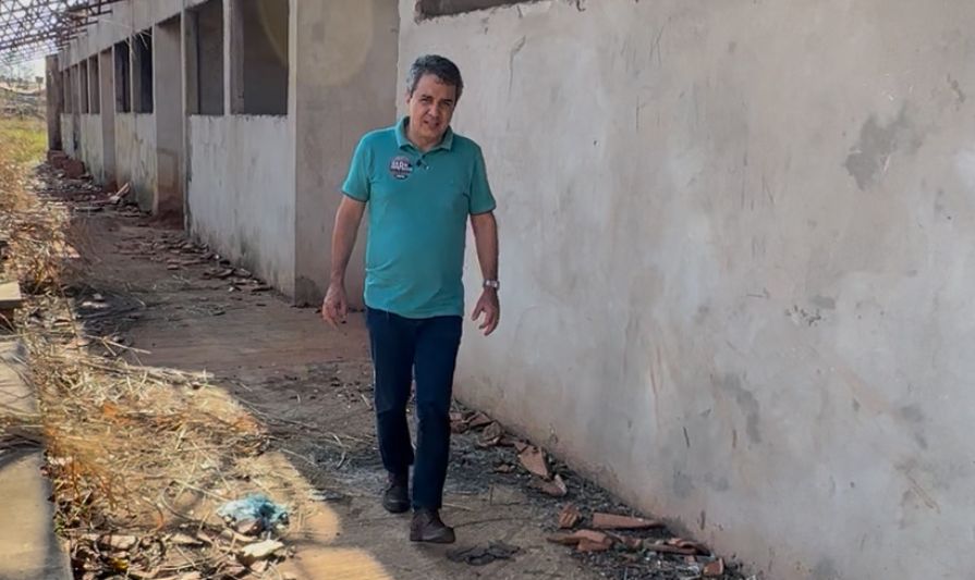Vereador durante fiscalização em obra inacabada de escola no Celina Jallad. Foto: Pedro Roque