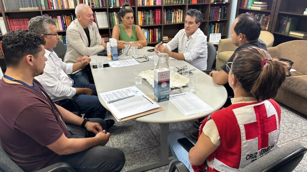 Vereador reunido com a Cruz Vermelha e Correios na sexta passada. Foto: Pedro Roque