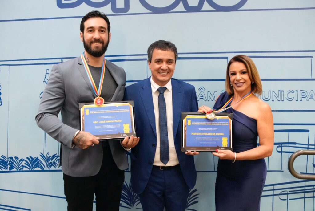 Vereador ao lado de Déo e Mariluce na noite de homenagens. Foto: Pedro Roque