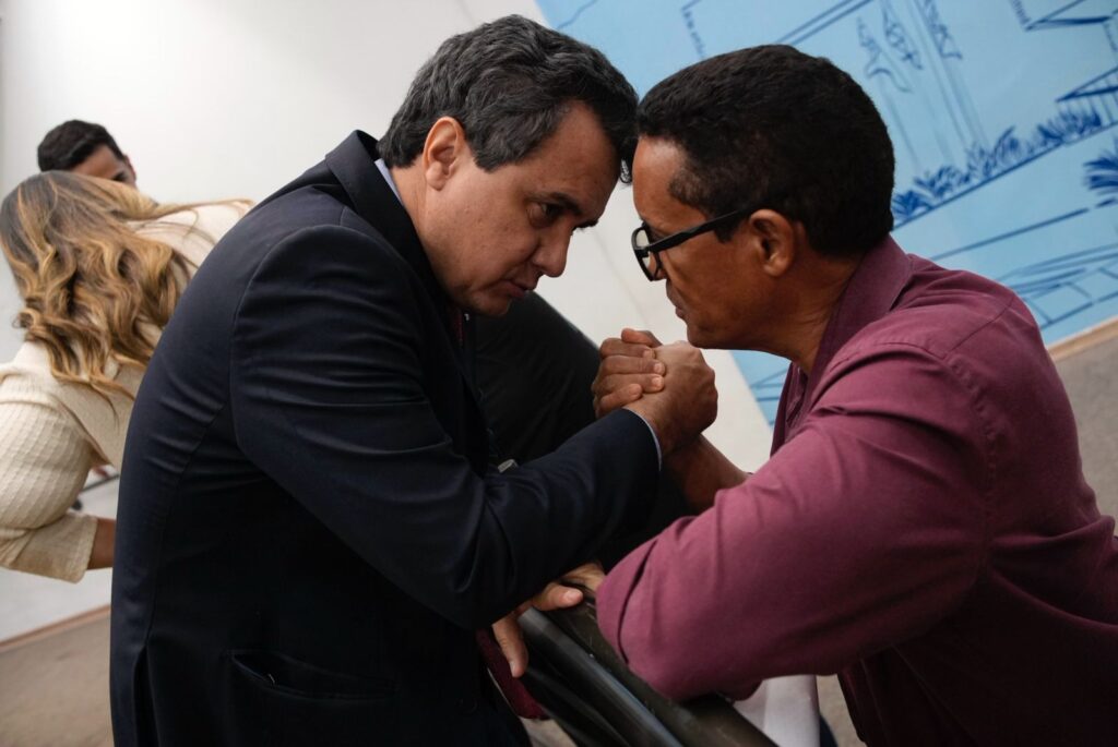 Vereador em conversa com Wilson durante sessão na Câmara. Foto: Pedro Roque