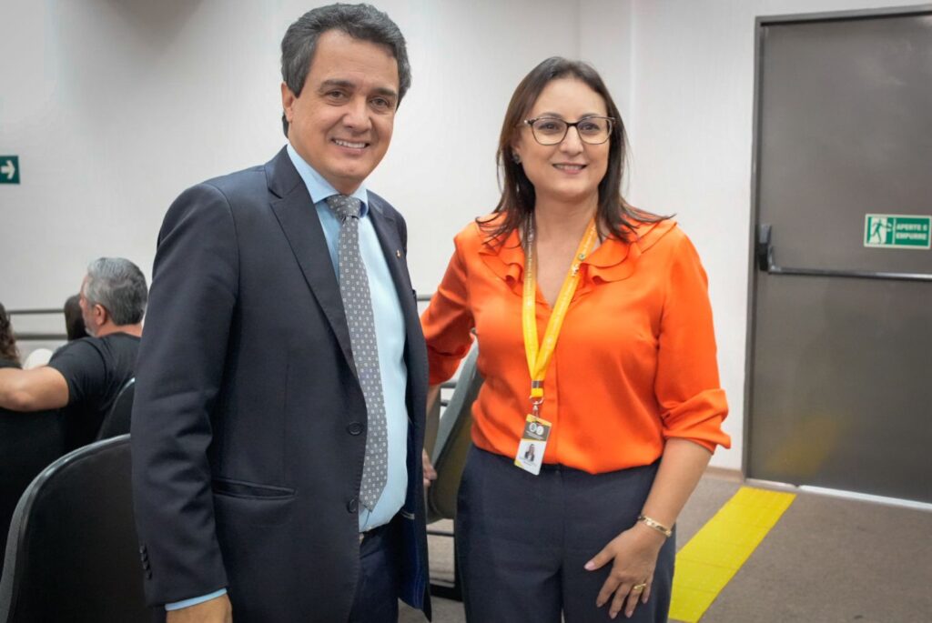 Vereador ao lado de Daniely Proença, presidente do CRF-MS. Foto: Pedro Roque