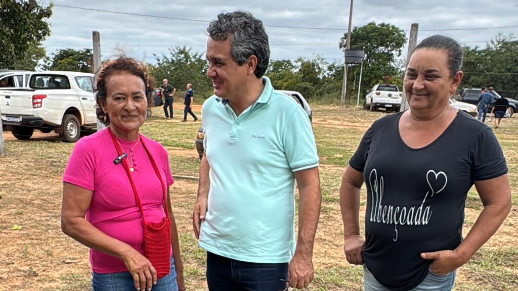 Francisca, à esquerda, ao lado do vereador Landmark Rios. Foto: Pedro Roque
