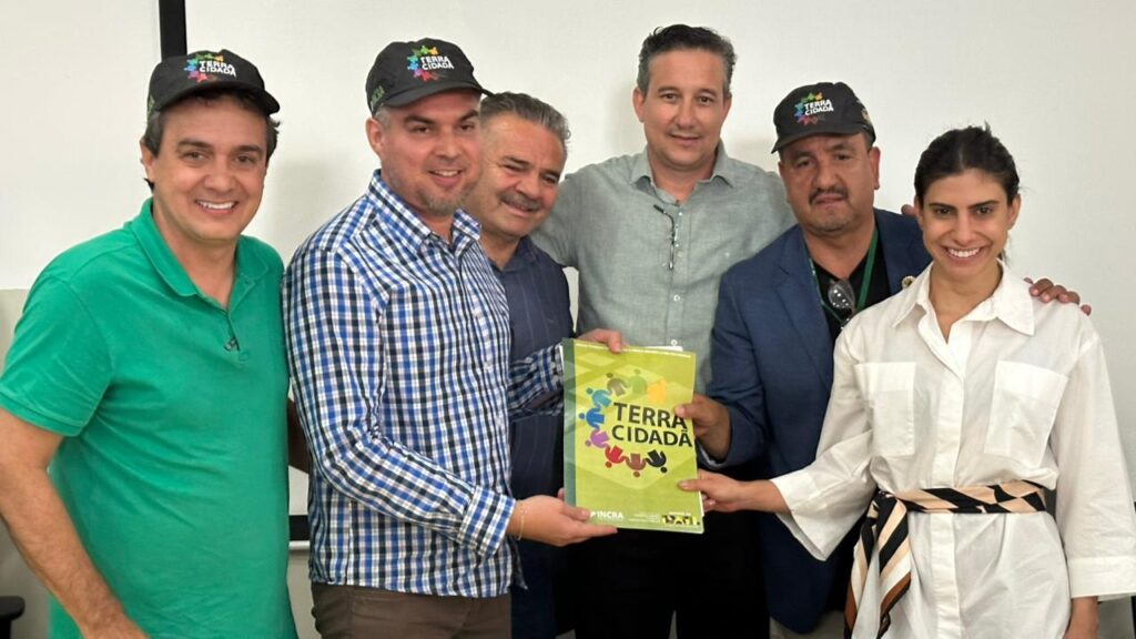 Vereador e autoridades durante evento no Incra. Foto: Pedro Roque