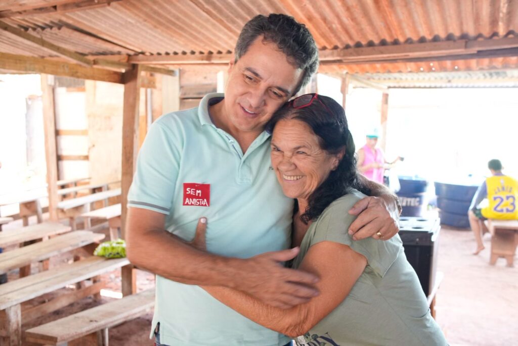 Vereador Landmark junto com dona Dinva, liderança do acampamento Santa Inês. Foto: Pedro Roque