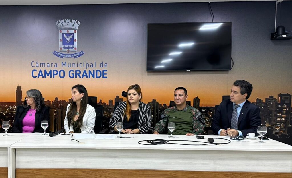 Landmark participa de reunião com policiais e feirantes na Câmara Municipal. Foto: Pedro Roque