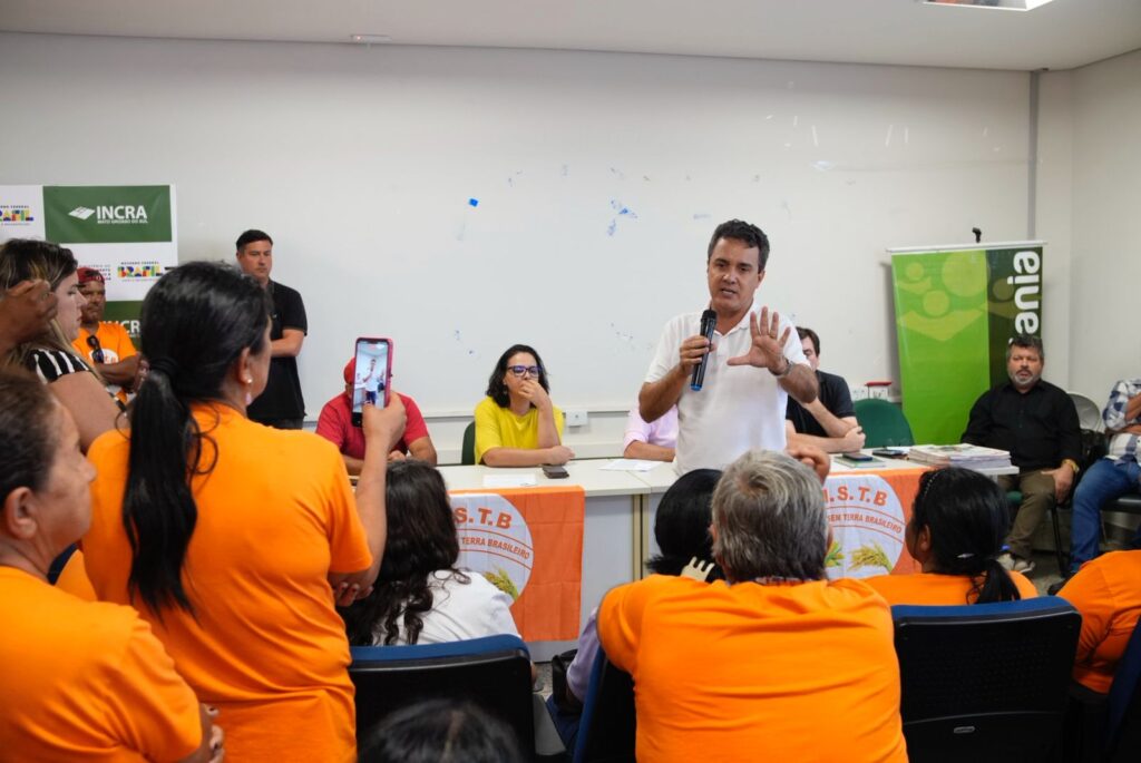 Vereador Landmark durante conversa com movimento nesta terça-feira. Foto: Pedro Roque