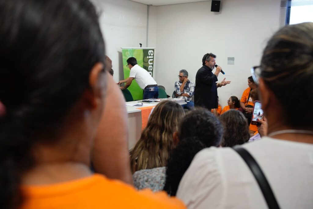 Carlos Bernardo conversa com lideranças do movimento. Foto: Pedro Roque