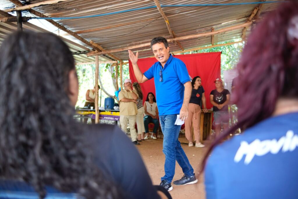 Landmark durante conversa com acampados do Egídio Brunetto. Foto: Pedro Roque