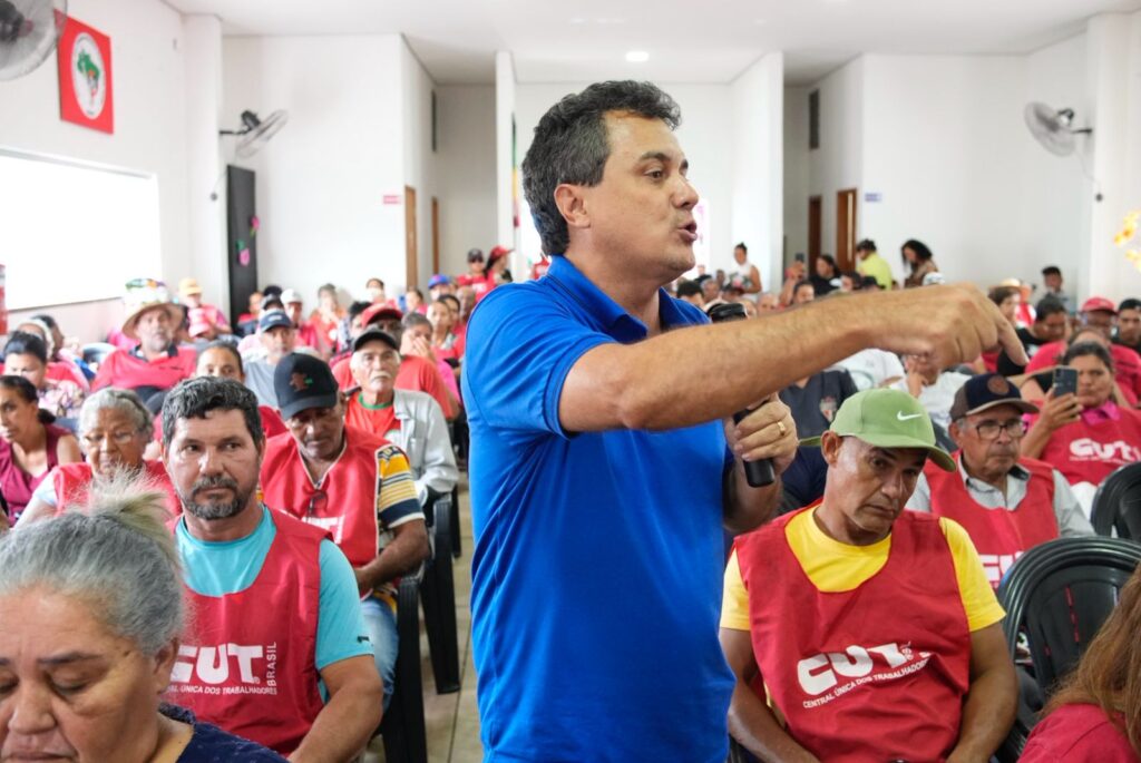 Vereador discursa entre representantes dos acampamentos. Foto: Pedro Roque