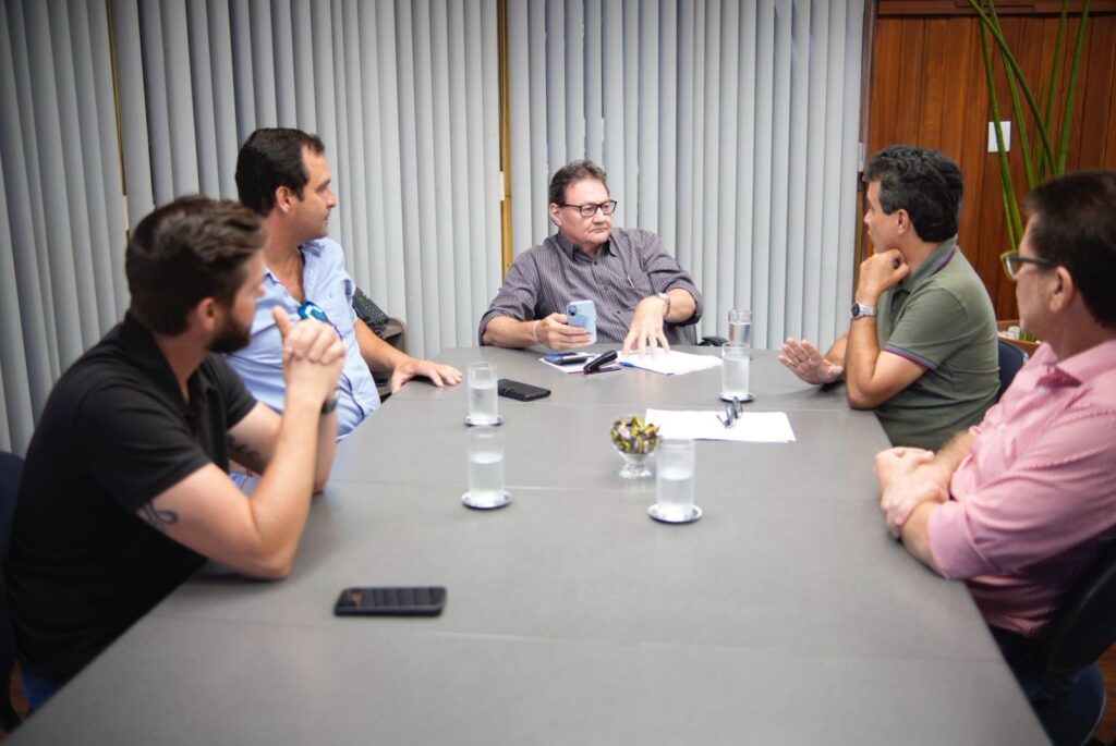 Vereador Landmark, Rodrigo e equipes durante reunião nesta terça-feira (20). Foto: Pedro Roque