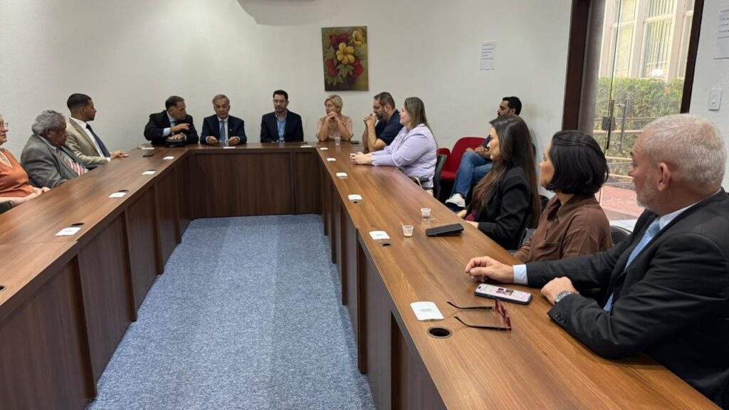 Autoridades reunidas na sede da OAB/MS, para discutir regularização fundiária. Foto: Pedro Roque