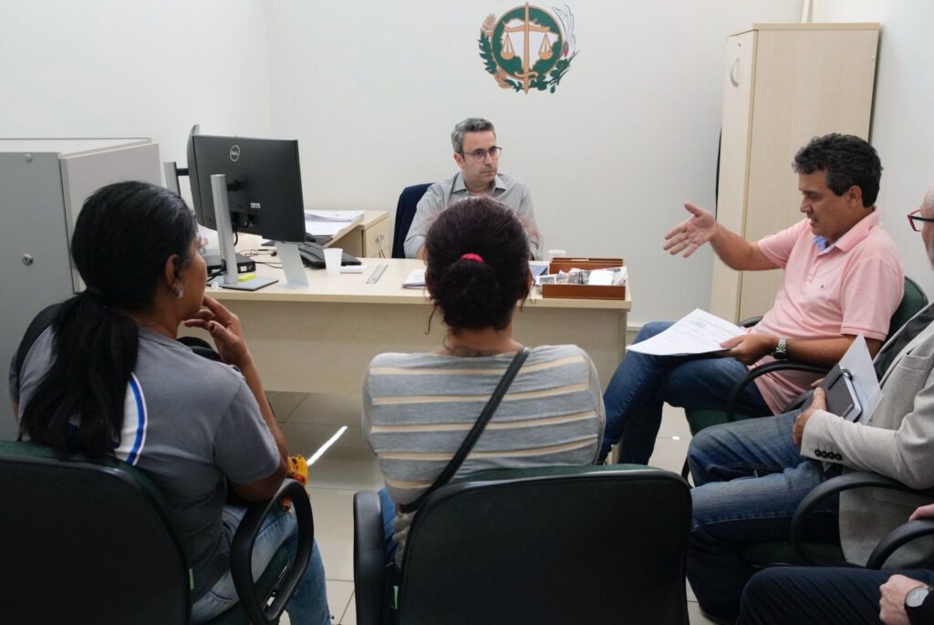 Vereador conversa com o defensor público Danilo. Foto: Pedro Roque