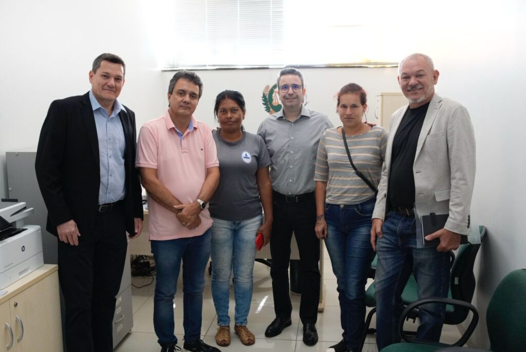 Vereador, equipe de assessores, defensor público e moradoras. Foto: Pedro Roque