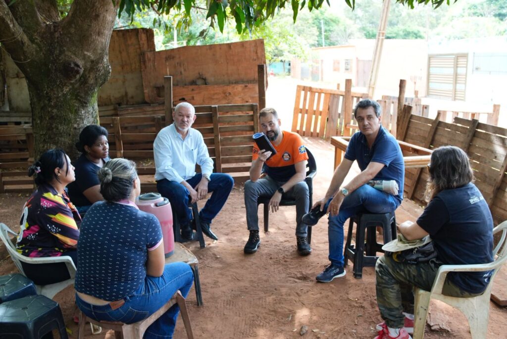 Landmark, Enéas e moradores durante visista à Cidade dos Anjos. Foto: Pedro Roque