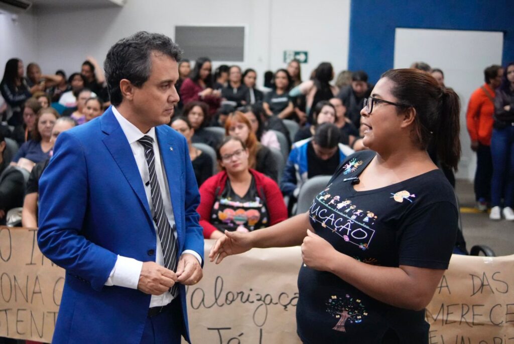 Vereador fala com Natali durante manifesto na Câmara. Foto: Pedro Roque