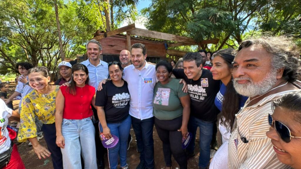 Autoridades posam para foto com moradores da Cidade dos Anjos. Foto: Pedro Roque