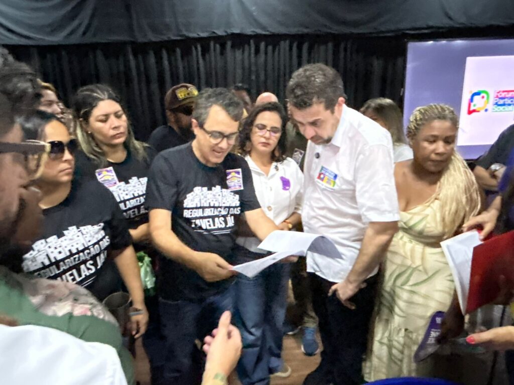 Vereador Landmark entrega documento a ministro com demandas das favelas. Foto: Pedro Roque