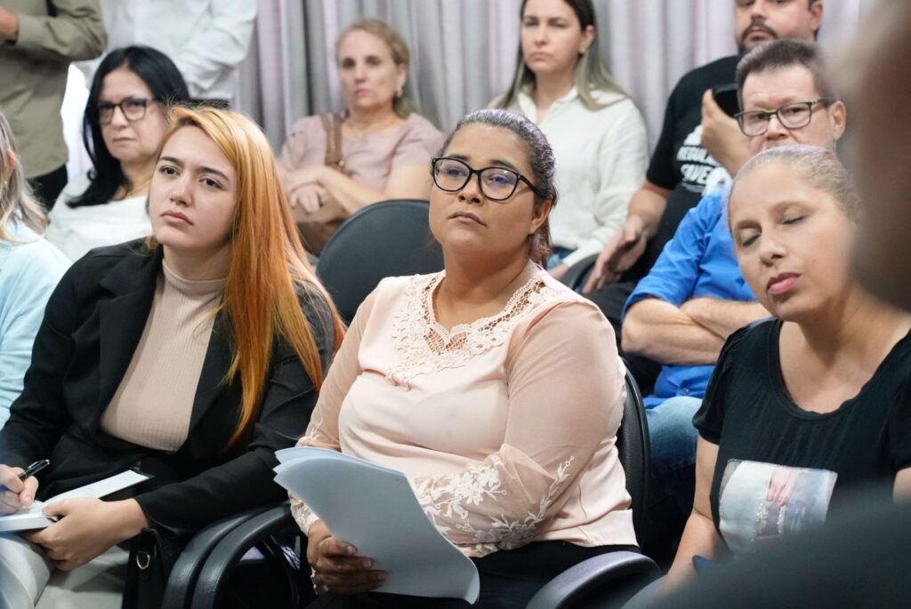 No centro da foto, Natali Pereira, representante das assistentes de educação infantil. Foto: Pedro Roque