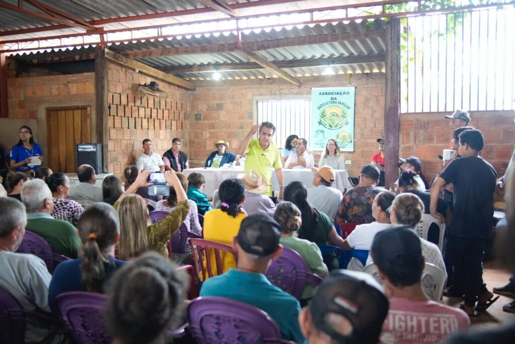 Vereador participou de entregas de CCUs a moradores. Foto: Pedro Roque