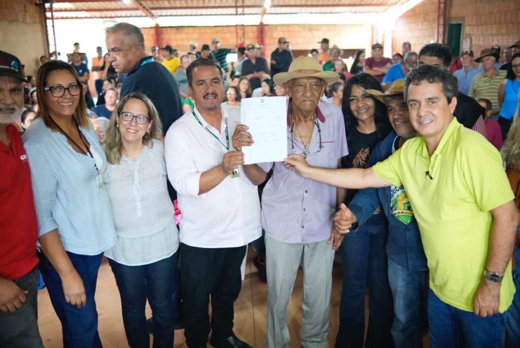 Entrega de títulos a moradores. Foto: Pedro Roque